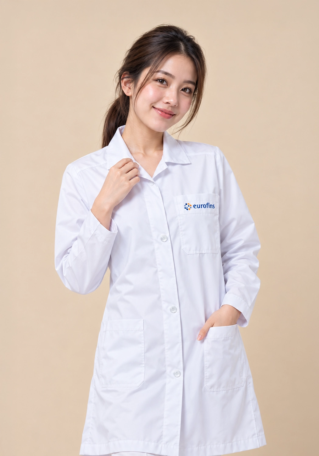 ชุดพนักงานห้องปฏิบัติการ เสื้อกาวน์สีขาว Eurofins รับผลิตชุดคลีนรูมโดย VS Uniform Group