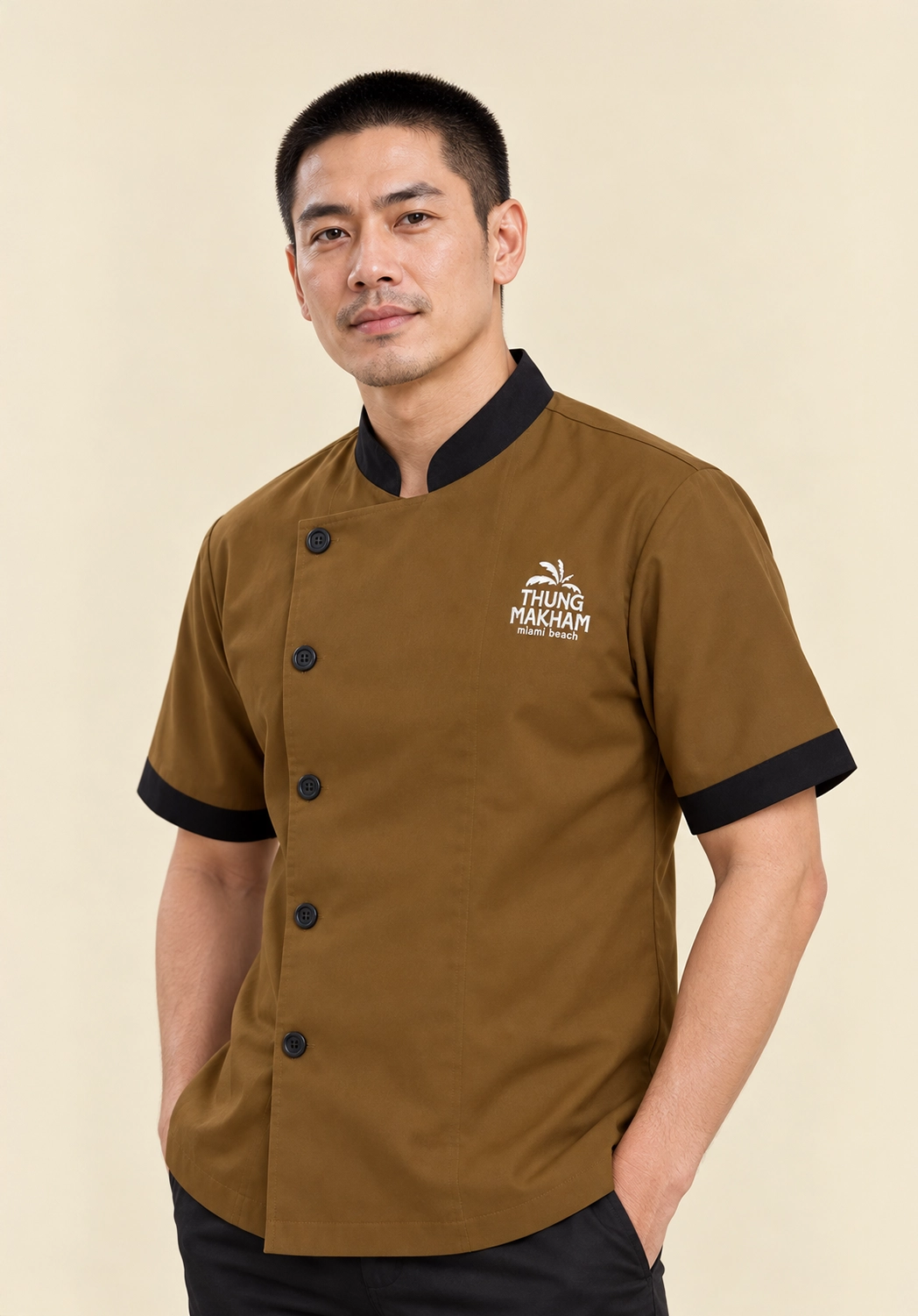 ชุดพนักงานร้านอาหาร เสื้อพนักงานชายสีน้ำตาล Thung Makham Mami Beach ผลิตโดย VS Uniform Group